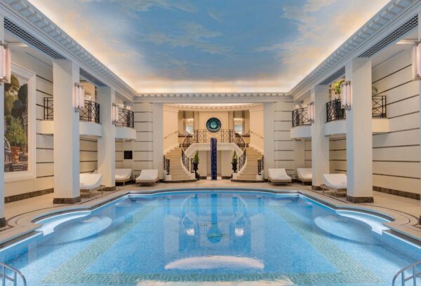 Magnifique piscine intérieure au cœur de Paris